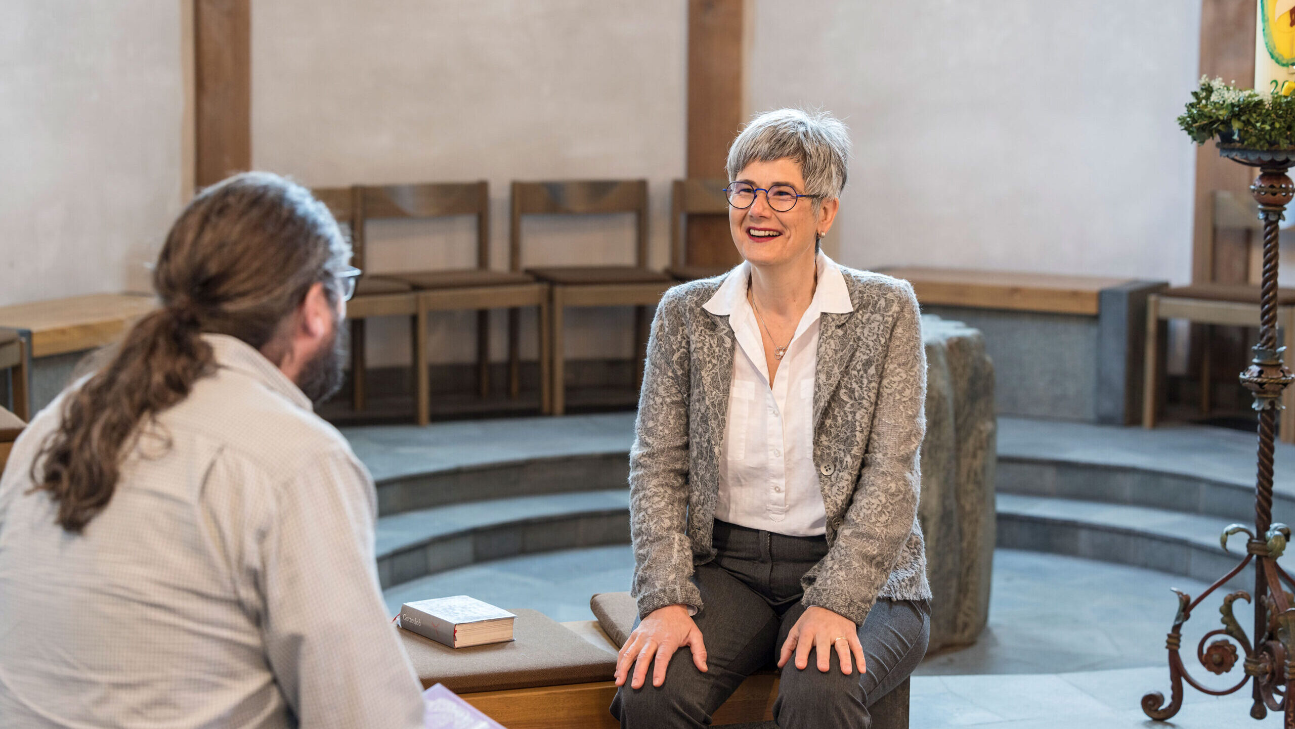 Barbara Feichtinger im Gespräch im Kirchenraum