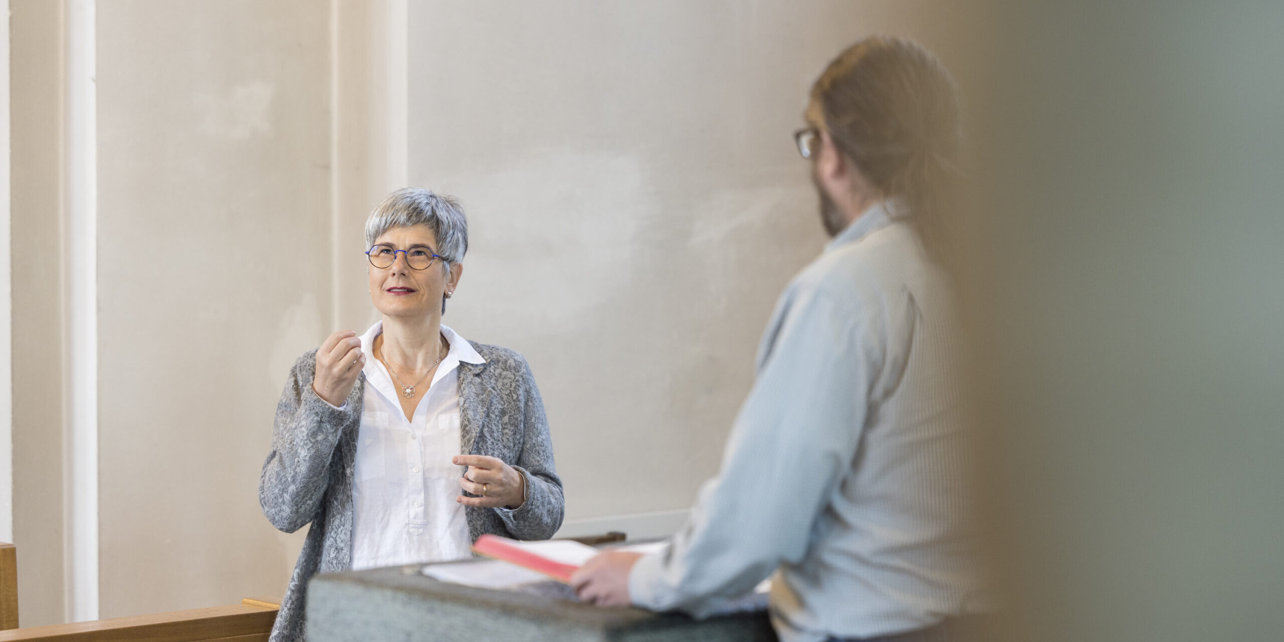 Barbara Feichtinger im Gespräch im Kirchenraum