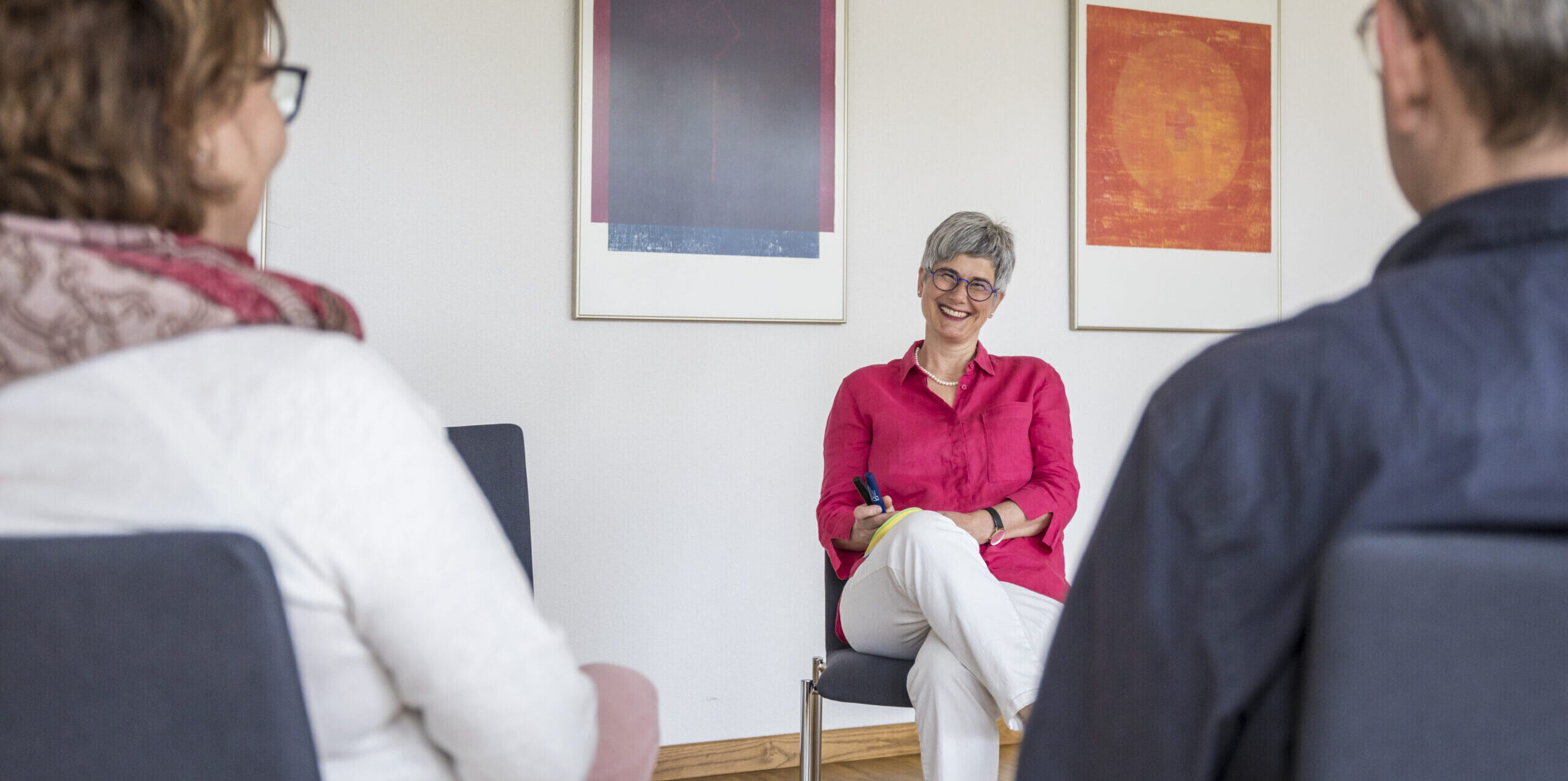 Barbara Feichtinger freundlich lachend im Coaching-Gespräch